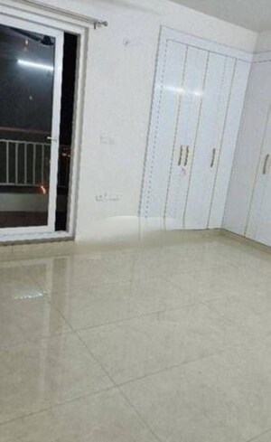 Room in 3 BHK Apartment at Experion Capital, Gomti Nagar – for Rent