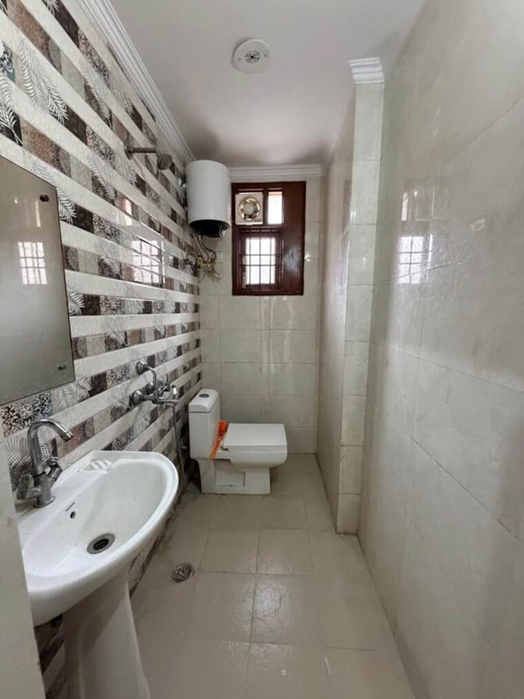 Bathroom, chattarpur 2 Bedroom 500 Sq.Ft. Independent House In Chattarpur Delhi 10555398