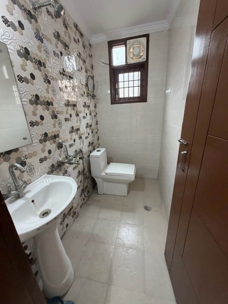 Bathroom, chattarpur 2 Bedroom 500 Sq.Ft. Independent House In Chattarpur Delhi 10555398