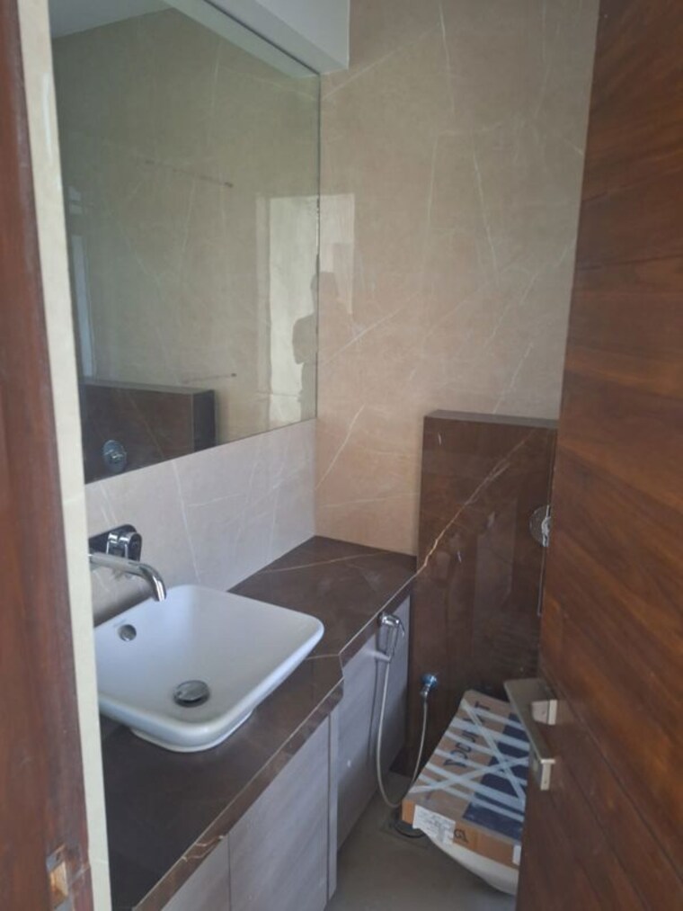 Bathroom, khar west 3 Bedroom 1040 Sq.Ft. Apartment In Khar West Mumbai 10555406