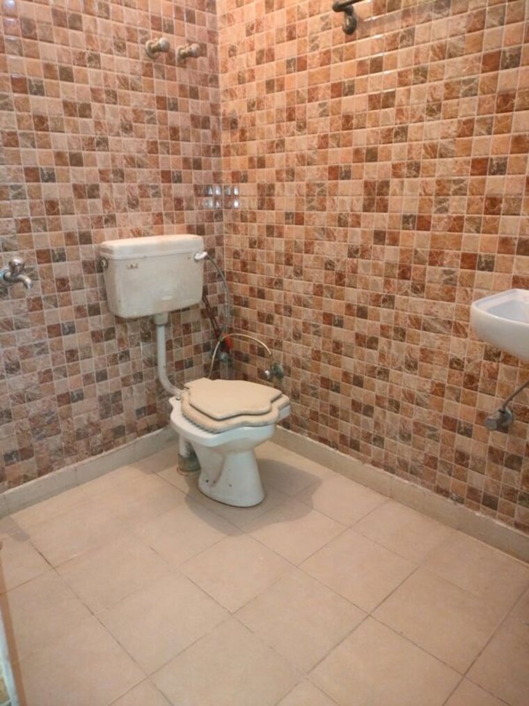 Bathroom, sector 4 1 Bedroom 700 Sq.Ft. Independent House In Sector 4 Gurgaon 10555479