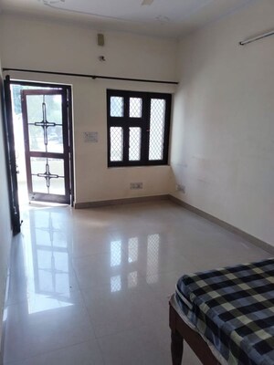 1 BHK Independent House For Rent in Sector 4