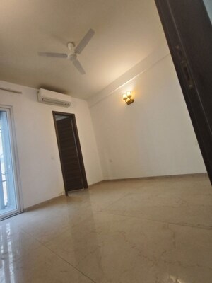 Room in 2.5 BHK Builder Floor at Smart World Orchard, Sector 61 – for Rent