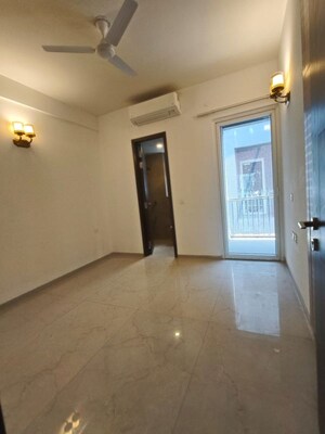 Room in 2.5 BHK Builder Floor at Smart World Orchard, Sector 61 – for Rent