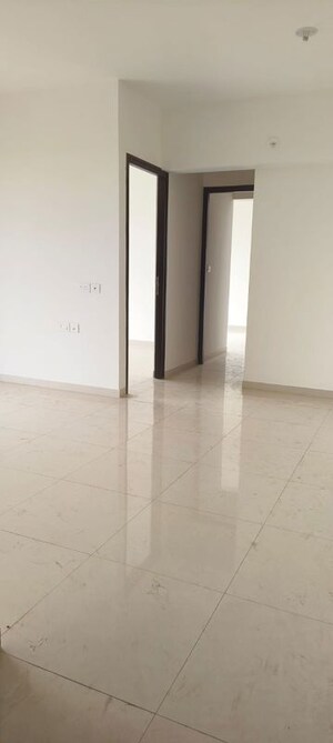 Room in 2 BHK Apartment at Lodha Amara, Kolshet Road – for Rent