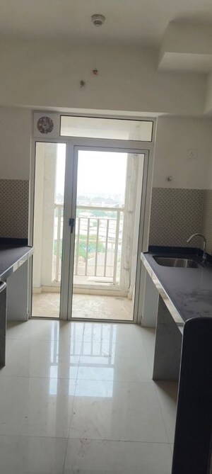 Room in 3 BHK Apartment at Lodha Amara, Kolshet Road – for Rent