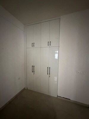 Room in 3 BHK Builder Floor at Smart World Orchard, Sector 61 – for Rent