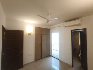 Room in 3 BHK Builder Floor at Smart World Orchard, Sector 61 – for Rent