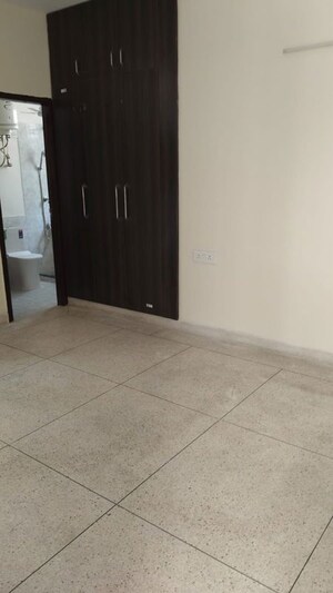 Room in 3 BHK Builder Floor at Unitech South City II, Sector 50 – for Rent