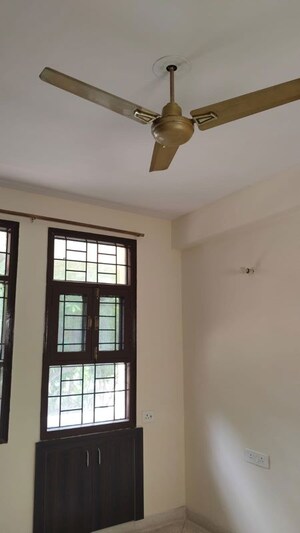 Room in 3 BHK Builder Floor at Unitech South City II, Sector 50 – for Rent