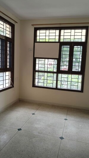 Room in 3 BHK Builder Floor at Unitech South City II, Sector 50 – for Rent