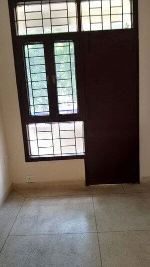 Room in 3 BHK Builder Floor at Unitech South City II, Sector 50 – for Rent