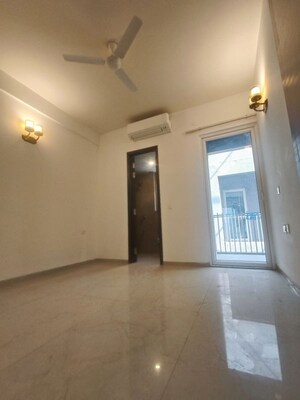 Room in 2.5 BHK Builder Floor at Smart World Orchard, Sector 61 – for Rent