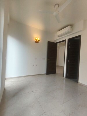 Room in 2.5 BHK Builder Floor at Smart World Orchard, Sector 61 – for Rent