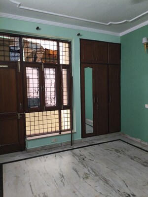 Room in 3 BHK Builder Floor at Sector 52 – for Rent