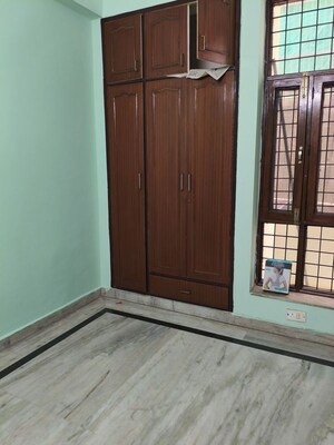 Room in 3 BHK Builder Floor at Sector 52 – for Rent