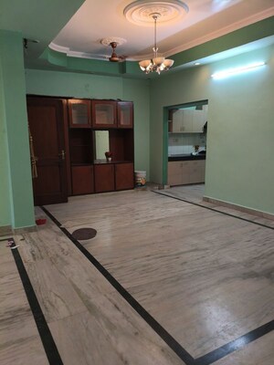 Room in 3 BHK Builder Floor at Sector 52 – for Rent