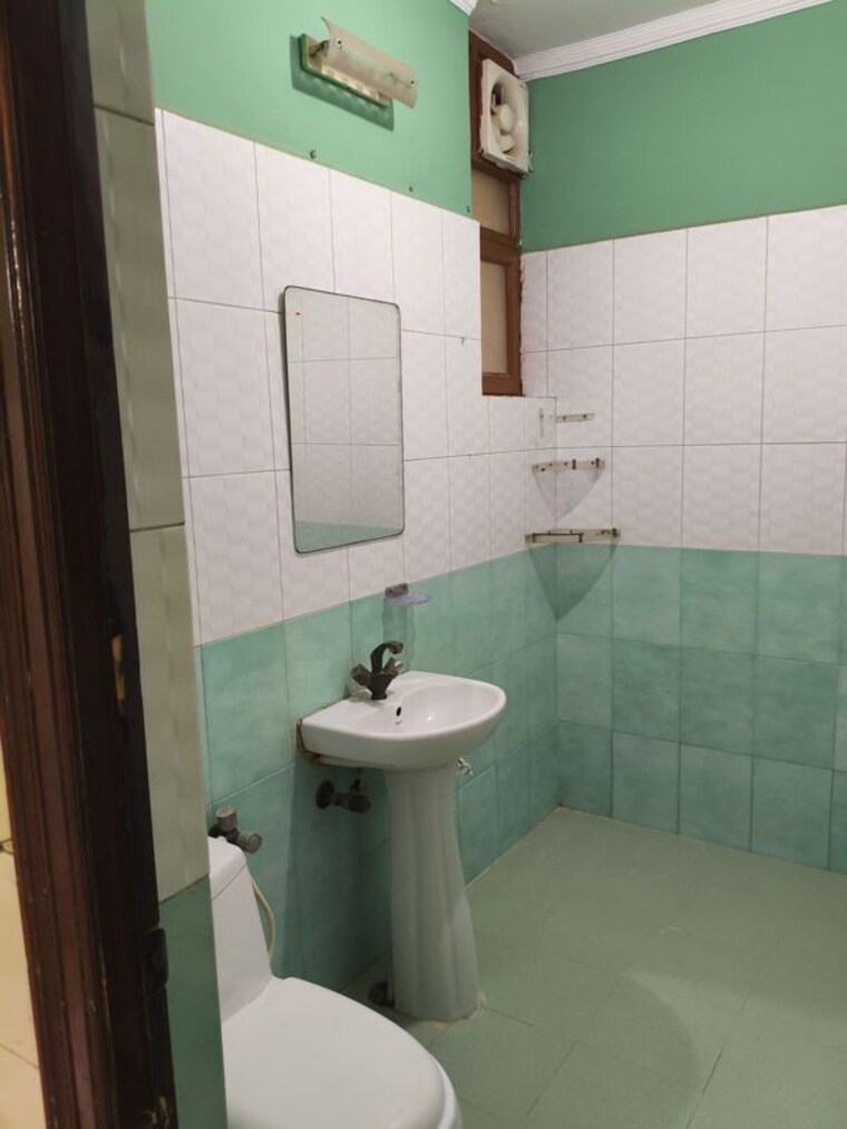 Bathroom, sector 52 3 Bedroom 2000 Sq.Ft. Builder Floor In Sector 52 Noida 10555635