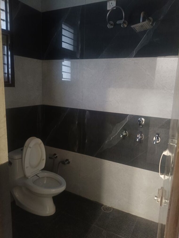 Attached Bathroom, dhakoli 3 Bedroom 1250 Sq.Ft. Builder Floor In Dhakoli Zirakpur 10555643