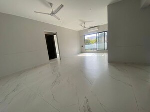 Room in 3 BHK Apartment at Khar West – for Sale