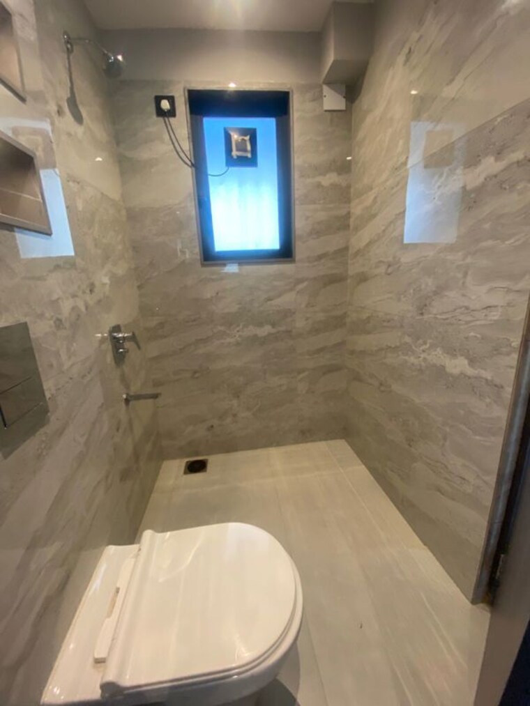 Bathroom, khar west 3 Bedroom 1000 Sq.Ft. Apartment In Khar West Mumbai 10555668