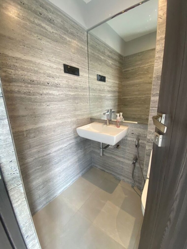 Bathroom, khar west 3 Bedroom 1000 Sq.Ft. Apartment In Khar West Mumbai 10555668