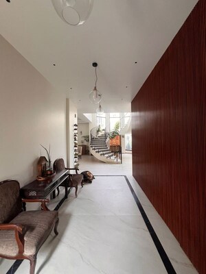 Room in 5 BHK Independent House at Dlf Phase I – for Sale