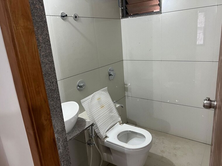 Bathroom, arpan-status-sky 3 Bedroom 1480 Sq.Ft. Apartment In Jagatpur Ahmedabad 10555590