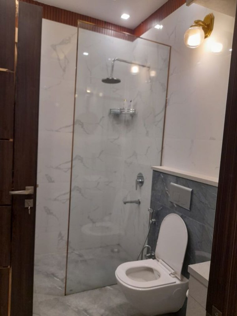 Bathroom, malviya nagar 3 Bedroom 200 Sq.Yd. Builder Floor In Malviya Nagar Delhi 10555711