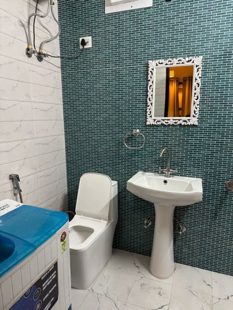 Bathroom, lajpat nagar ii 1 Bedroom 900 Sq.Ft. Builder Floor In Lajpat Nagar ii Delhi 10555749