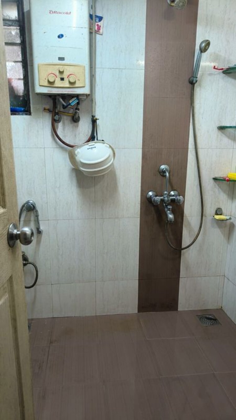Bathroom, dalkhaniya-house 1 RK 350 Sq.Ft. Apartment In Santacruz East Mumbai 10555754