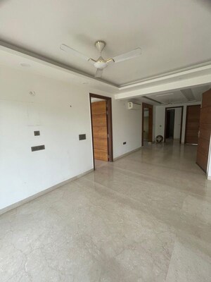 Room in 3 BHK Builder Floor at South City 1 – for Rent