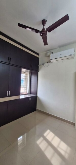 Room in 3 BHK Builder Floor at Kondapur – for Rent