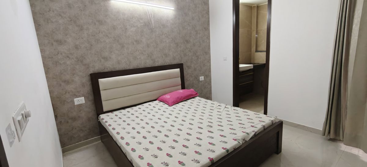 2.5 BHK + Prayer Room,Servant Room,Study Room,Extra Room,Basement,Store Room 1200 Sq.Ft. Builder Floor in Smart World Orchard
