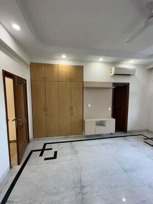 Room in 3 BHK Builder Floor at Sector 57 – for Rent