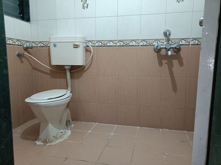 Bathroom, adarsh colony 2 Bedroom 950 Sq.Ft. Apartment In Adarsh Colony Pune 10555873