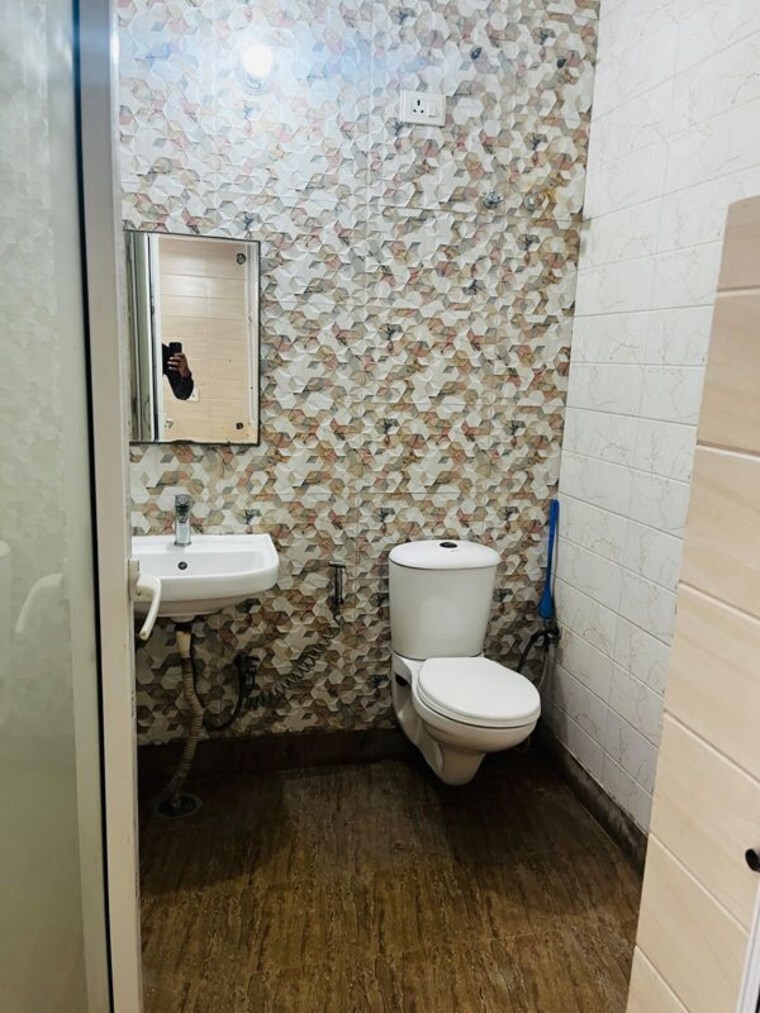 Bathroom, aims-golf-city 3 Bedroom 1350 Sq.Ft. Apartment In Sector 75 Noida 10556426
