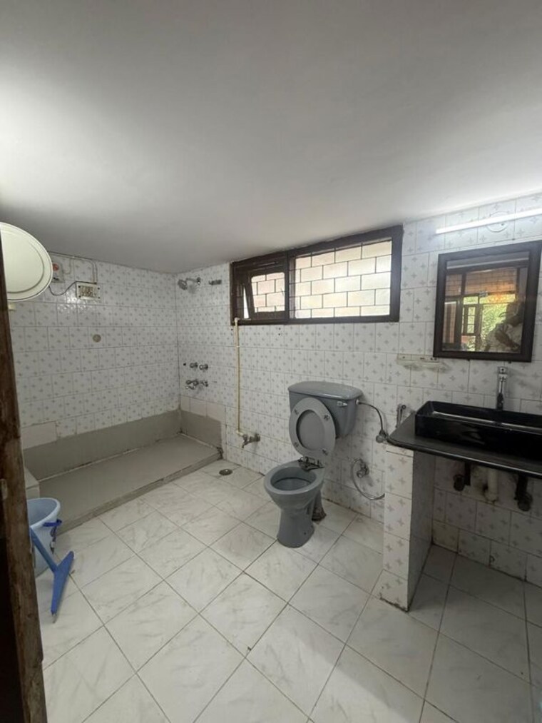 Bathroom, kalkaji 1 Bedroom 100 Sq.Yd. Builder Floor In Kalkaji Delhi 10556467