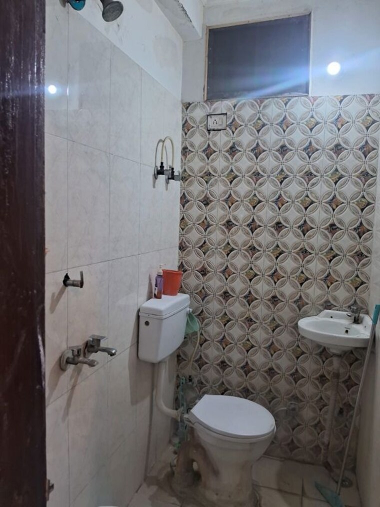 Bathroom, emenox-brave-hearts 3 Bedroom 1450 Sq.Ft. Apartment In Raj Nagar Extension Ghaziabad 10556468