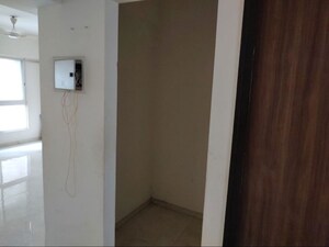 Room in 3 BHK Apartment at Lodha Amara, Kolshet Road – for Rent