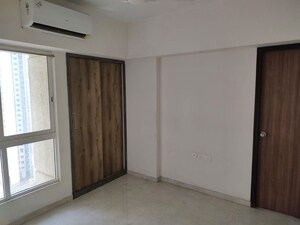 Room in 3 BHK Apartment at Lodha Amara, Kolshet Road – for Rent