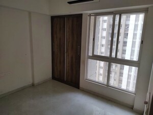 Room in 3 BHK Apartment at Lodha Amara, Kolshet Road – for Rent