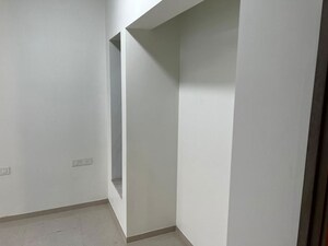 Room in 2 BHK Apartment at Kalpataru Paramount, Kapur Bawdi – for Rent