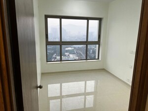 Room in 2 BHK Apartment at Kalpataru Paramount, Kapur Bawdi – for Rent