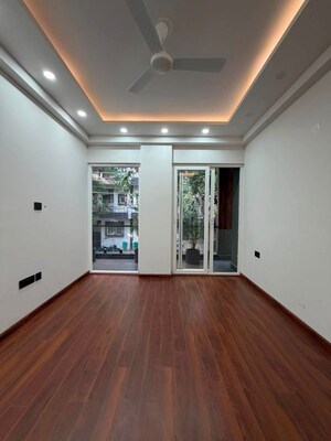 Room in 4 BHK Apartment at Trident Embassy Reso, Sector 1 Greater Noida – for Rent