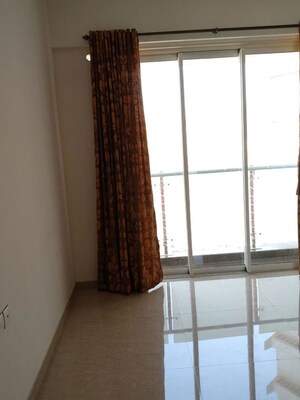 Room in 2 BHK Apartment at JP Decks, Goregaon East – for Rent