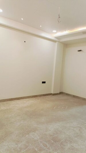 Room in 3 BHK Builder Floor at BPTP Eden Estate, Sector 81 – for Rent