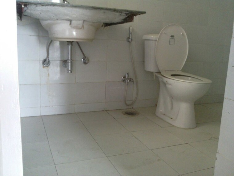 Bathroom, bptp-park-floors-i 2 Bedroom 1045 Sq.Ft. Apartment In Sector 77 Faridabad 10556605