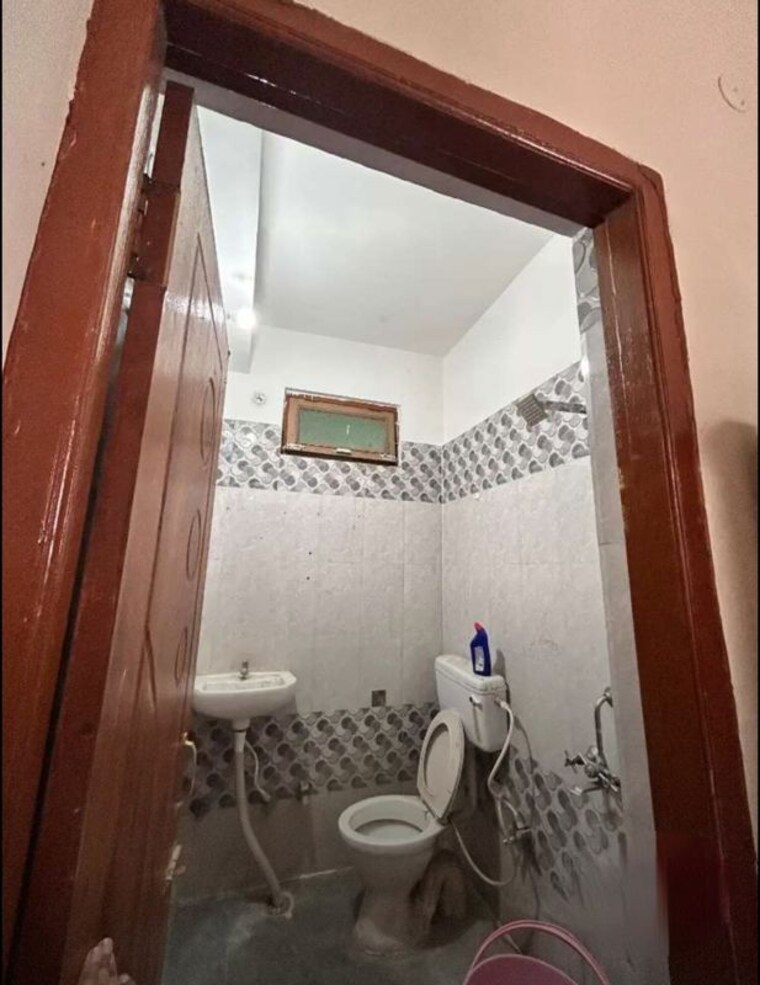 Bathroom, bcc-cine-grand 3 Bedroom 1550 Sq.Ft. Apartment In Kaisarbagh Lucknow 10556642