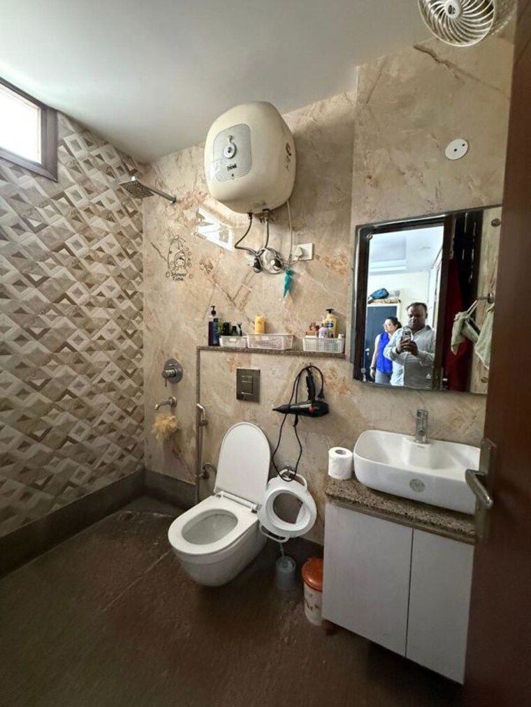 Bathroom, kalkaji 2 Bedroom 1200 Sq.Ft. Builder Floor In Kalkaji Delhi 10556655